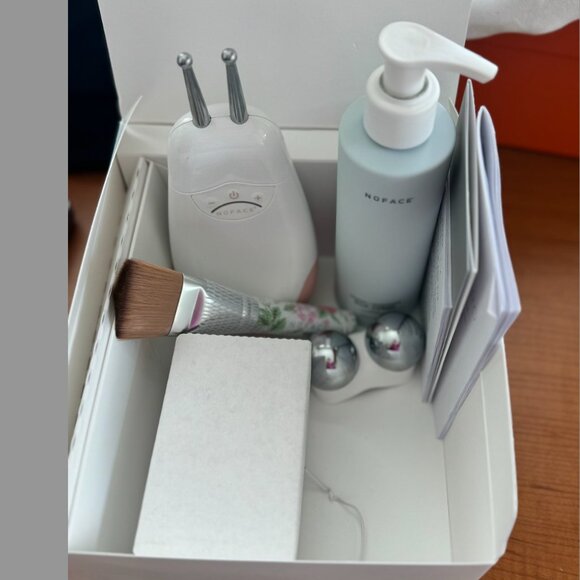 *NuFACE Trinity w/ ELE Attachment, Brush, & 6-oz Silk Activator - Picture 5 of 5